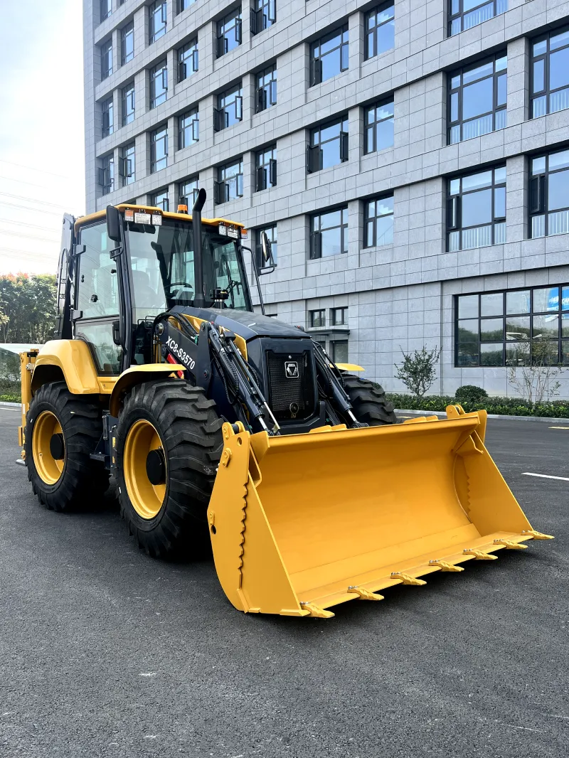 Экскаватор-погрузчик равноколесный XC8-S3570: фотография 3