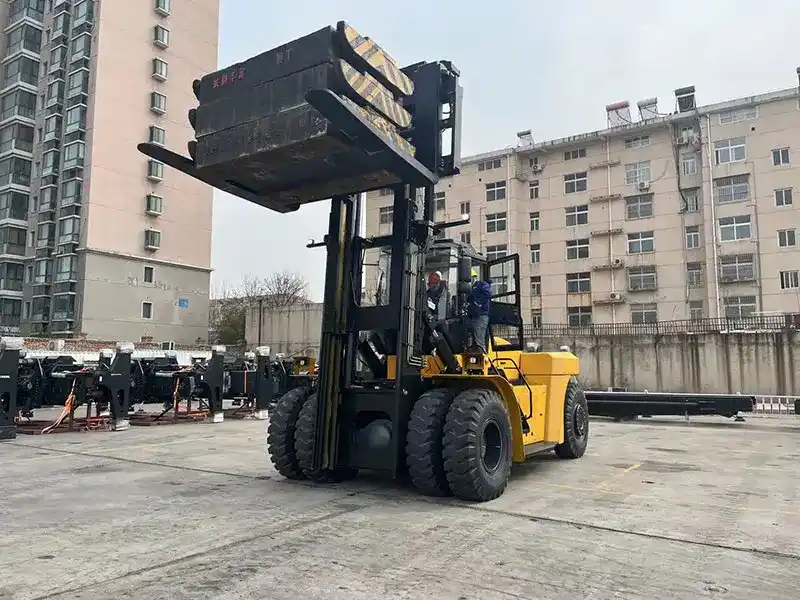 Тяжелый вилочный погрузчик XCF3012K: фотография 2
